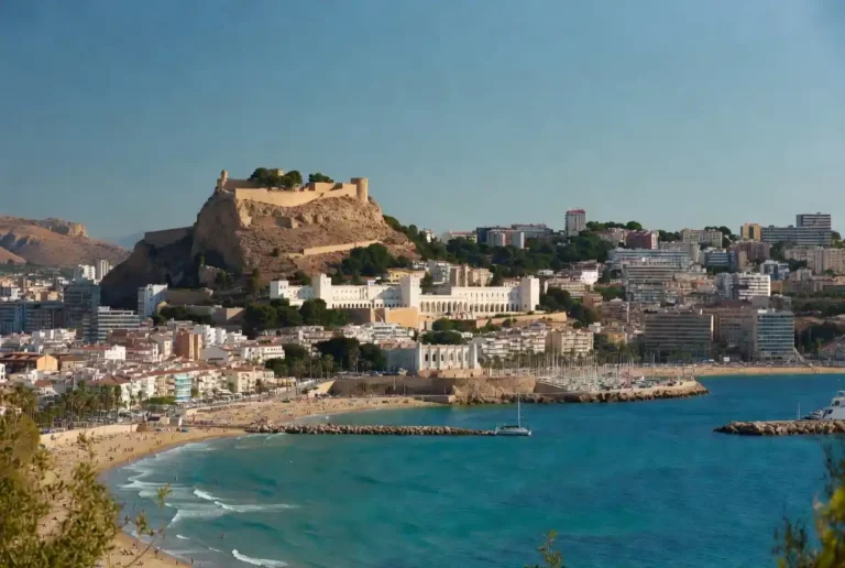Vue panoramique de la ville d'Alicante sur la Costa Blanca pour l'annuaire des professionnels francophones.