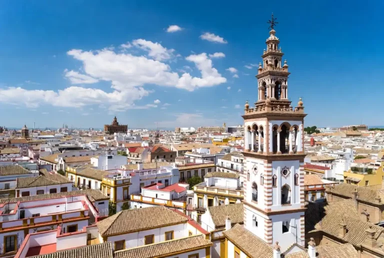 Vue sur la Giralda et la ville de Séville pour l'annuaire des professionnels francophones de l'immobilier et du droit.